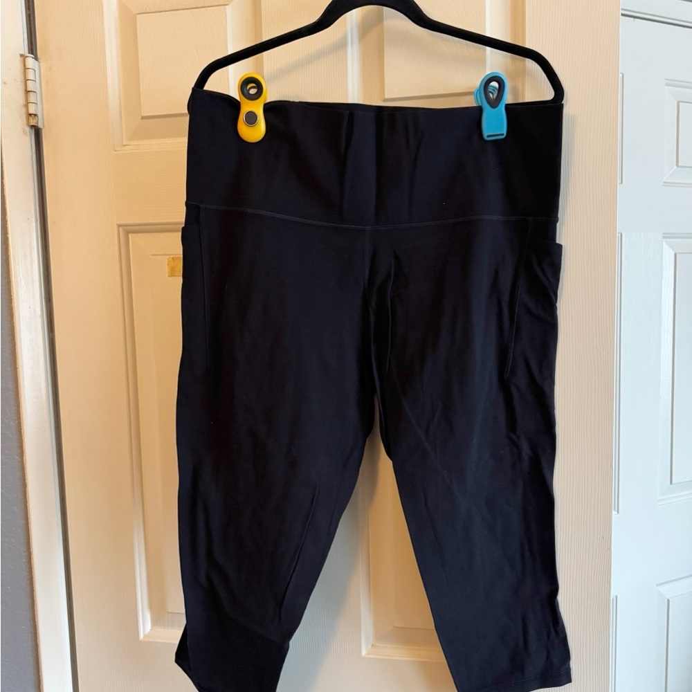 Athleta Salutation Stash Pocket Capri Black 2x